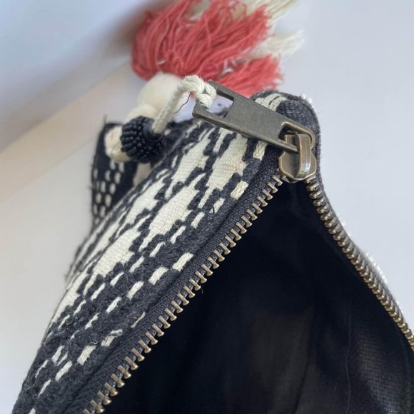 Beaded Clutch Woven Boho Purse Zipper Pouch Black and Ivory Tassel Pull - Picture 7 of 8